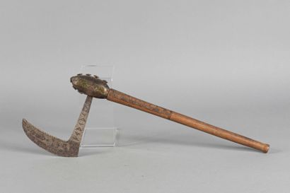Hache. Le manche en bois est droit et ornée...