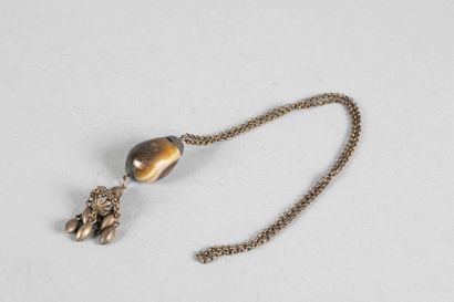 Collier orné d’ ne belle et grande perle...