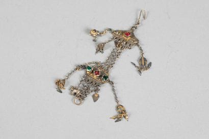 Pendentif ou boucle d’ reille, orné de différentes...