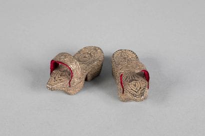 Paire de kabkab miniatures en argent repoussé...