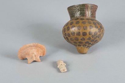 Lot de trois objets : Ocarina représentant...