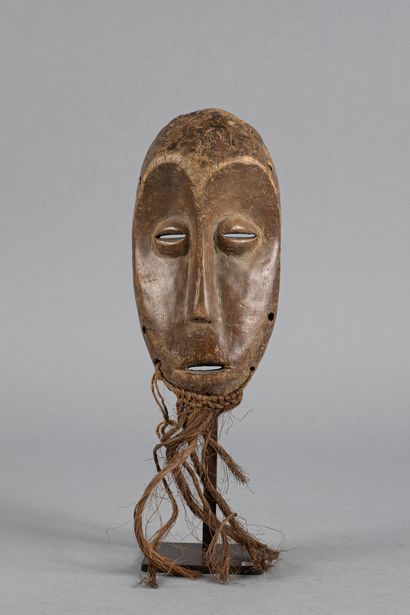 Masque facial au visage en forme de cœur....