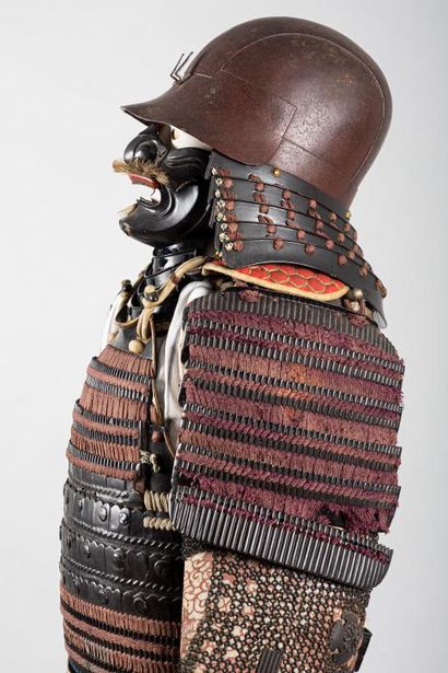 Armure de Samouraï porte d’ tendard. Le Kabuto...