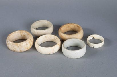 Lot de six bracelets en tridacne, conus et...