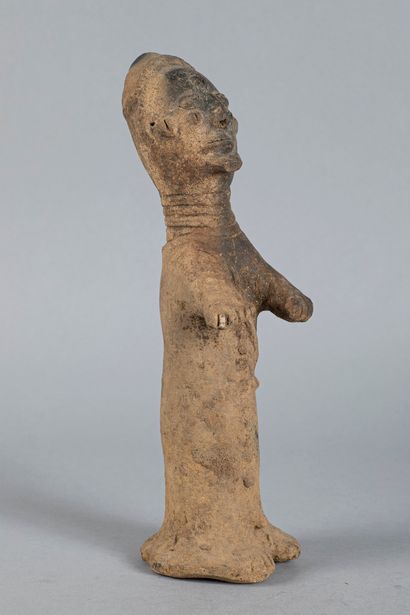Rare statuette funéraire représentée debout....