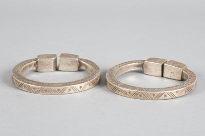 Importante paire de bracelets ouverts à bouts...