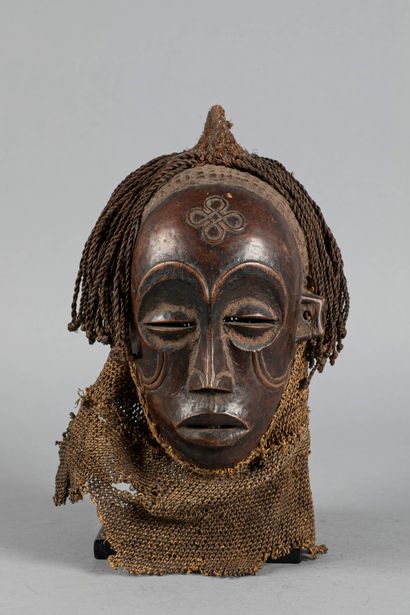 Masque Pwo. Il symbolise l’ ncêtre féminin....