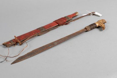 Mandau, sabre de cérémonie, la lame est droite,...