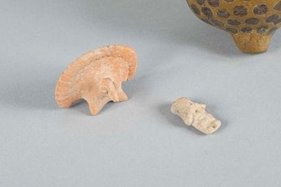 Lot de trois objets : Ocarina représentant...