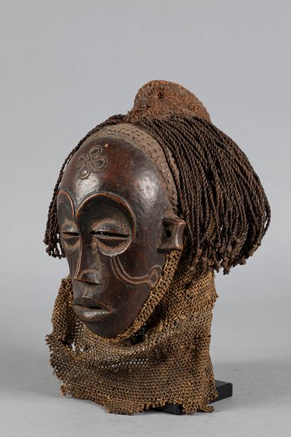 Masque Pwo. Il symbolise l’ ncêtre féminin....