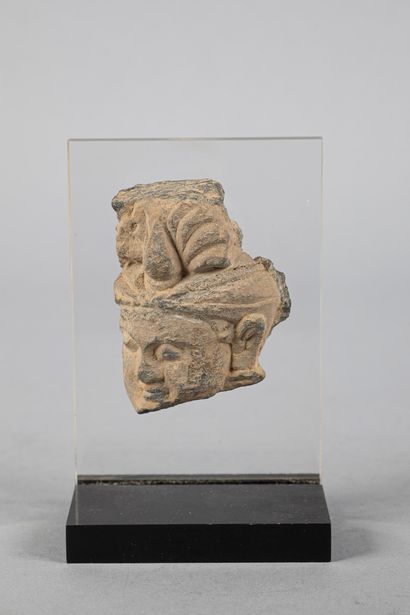 Petite tête de Bodhisattva. Schiste vert-foncé....