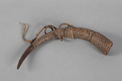 Trompe d’ ppel de chasseur. Bois et corde....
