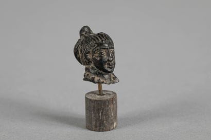 Tête de statuette. Pierre noire. Hauteur :...