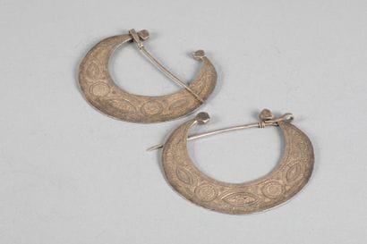 Deux fibules à décor géométrique. Métal argentifère....