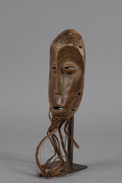 Masque facial au visage en forme de cœur....