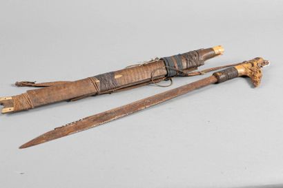 Mandau, sabre de cérémonie, la lame est droite,...