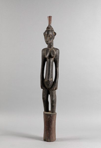 Sculpture pombibele représentée debout sur...