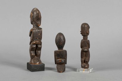 Trois anciens petits fétiches bateba. Bois...
