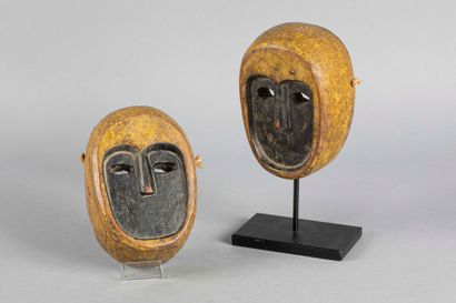 Masques. Les visages peints en noir forment...