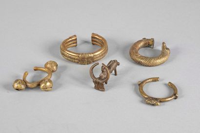 Lot de quatre bracelets en bronze. On joint...