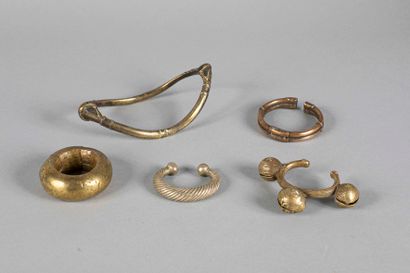 Lot de cinq bracelets en bronze. République...