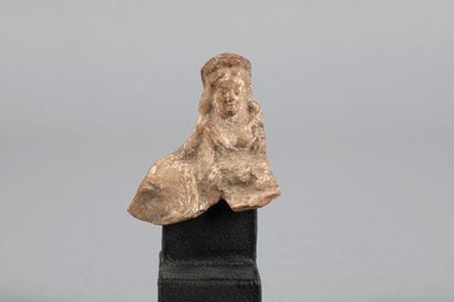 Buste de statuette. Terre cuite sous engobe...
