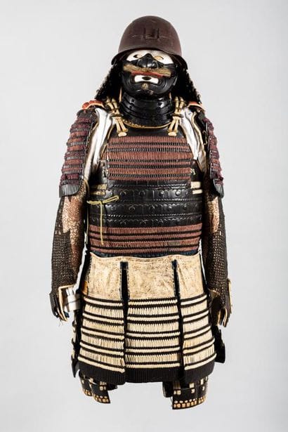 Armure de Samouraï porte d’ tendard. Le Kabuto...