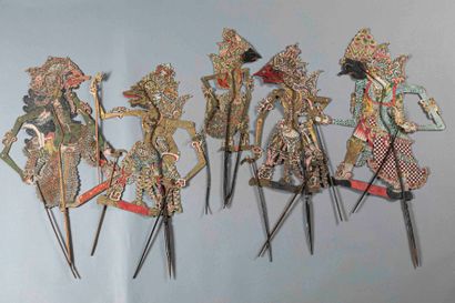 Cinq marionnettes du théâtre d’ mbre Wayang...