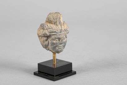 Petite tête de Bodhisattva. Schiste vert-foncé....