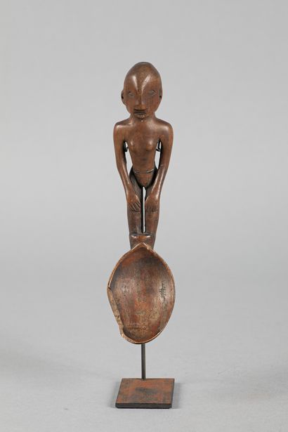 Cuillère. La poignée est sculptée d’ n personnage...