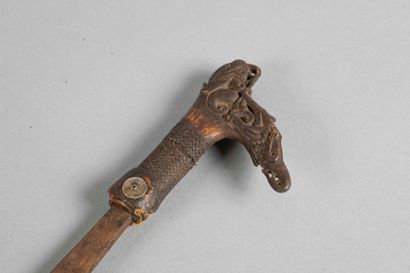 Mandau, sabre de cérémonie, la lame est droite,...