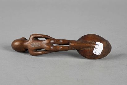 Cuillère. La poignée est sculptée d’ n personnage...
