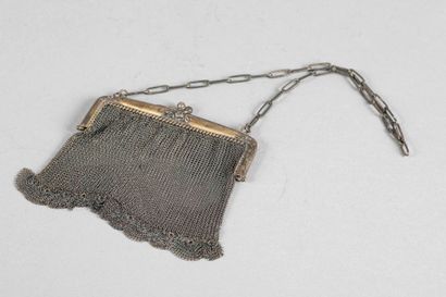 Sac à main de soirée en maille et métal repoussé...