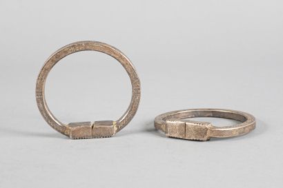Paire de bracelets ouverts à décor estampillé...
