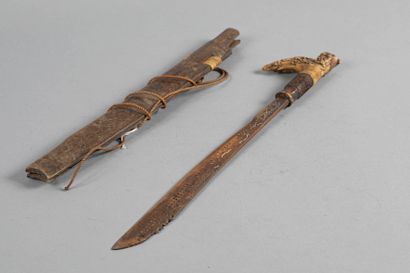 Mandau, sabre de cérémonie, la lame est incrustée...