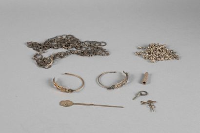 Lot de huit objets : Paire d’ rnements de...