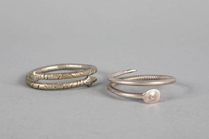 Un bracelet à tête de serpent et un ornement...