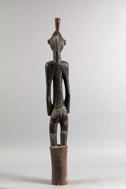Sculpture pombibele représentée debout sur...