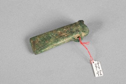 Hache à douille. Bronze à patine verte. Longueur :...