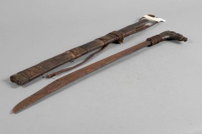 Mandau, sabre de cérémonie, la lame est incrustée...