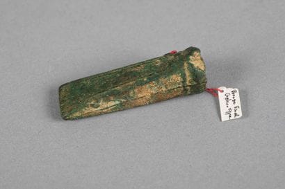 Hache à douille. Bronze à patine verte. Longueur :...