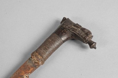 Mandau, sabre de cérémonie. la lame est droite,...