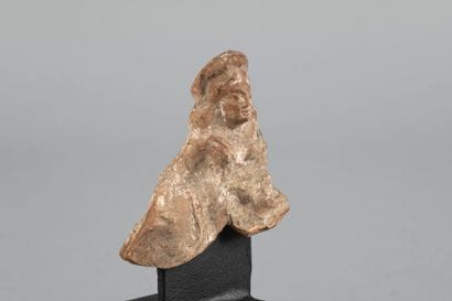 Buste de statuette. Terre cuite sous engobe...