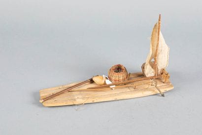 Radeau fait de cinq lamelles de bois reliées...