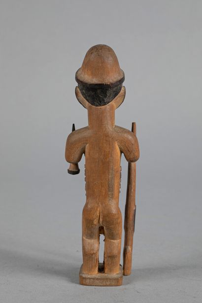 Statuette masculine fortement sexuée, représentée...