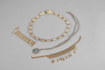 Quatre bijoux : Collier portant un pendentif...