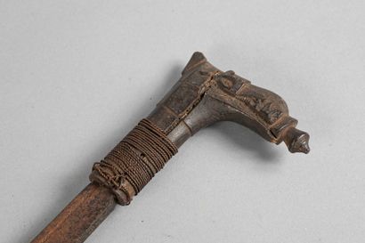 Mandau, sabre de cérémonie, la lame est incrustée...