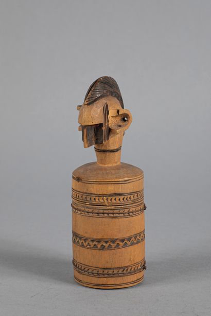Petite boite cylindrique. Le couvercle est...
