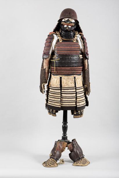 Armure de Samouraï porte d’ tendard. Le Kabuto...