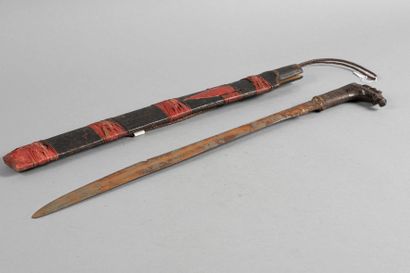 Mandau, sabre de cérémonie. la lame est droite,...